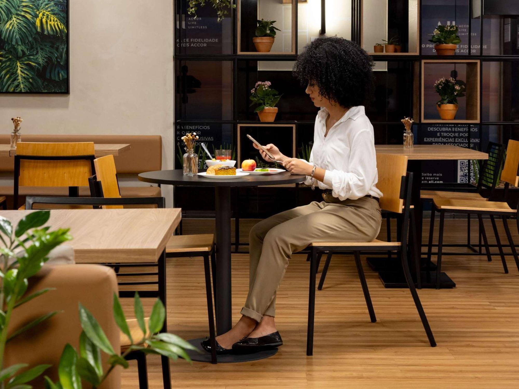 宜必思bh萨瓦斯酒店 贝洛哈里桑塔 外观 照片