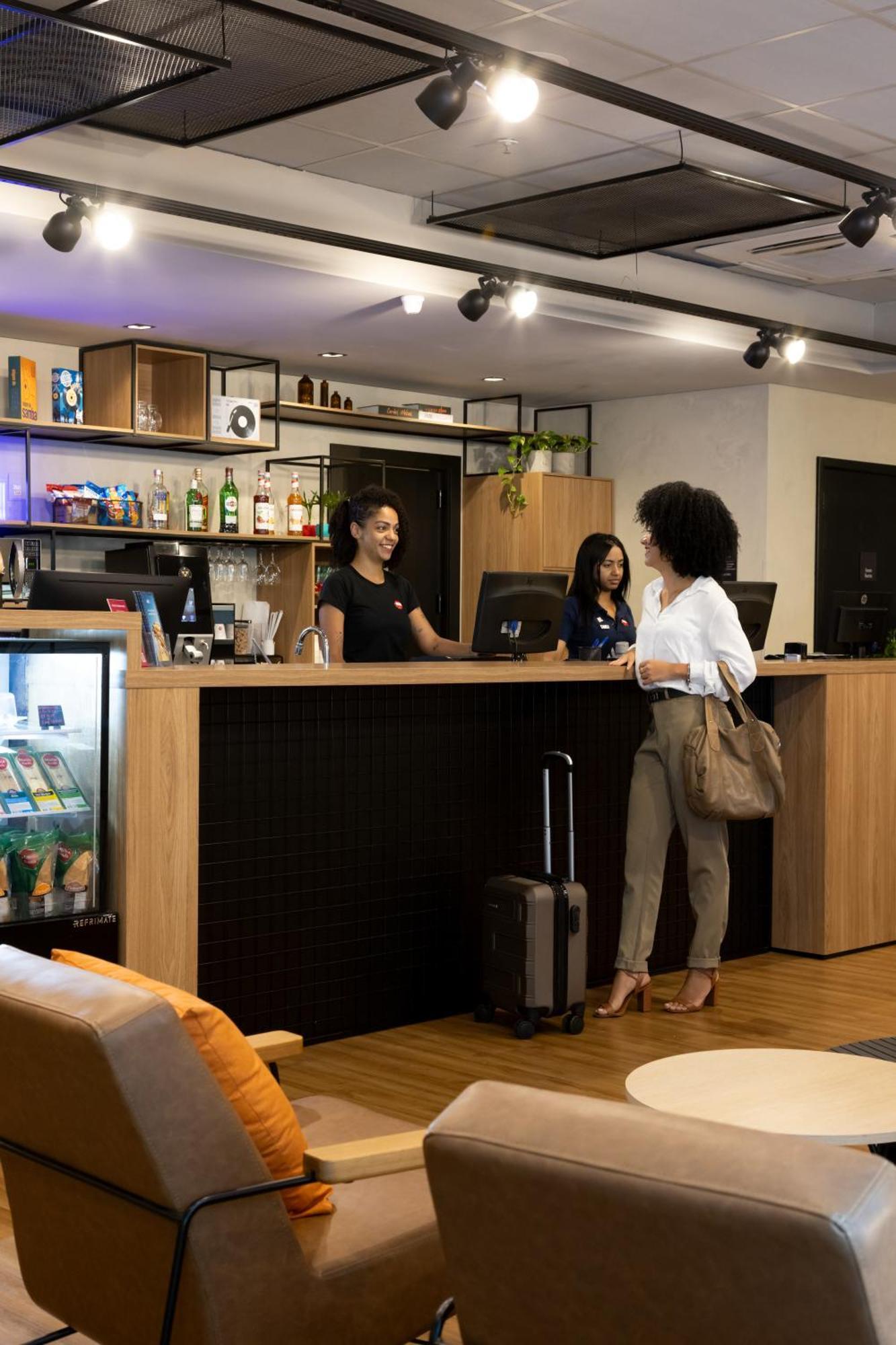 宜必思bh萨瓦斯酒店 贝洛哈里桑塔 外观 照片